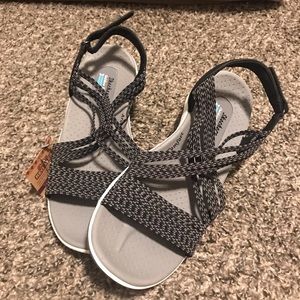 NWT Comfy and fun Skechers sandals. Size 9